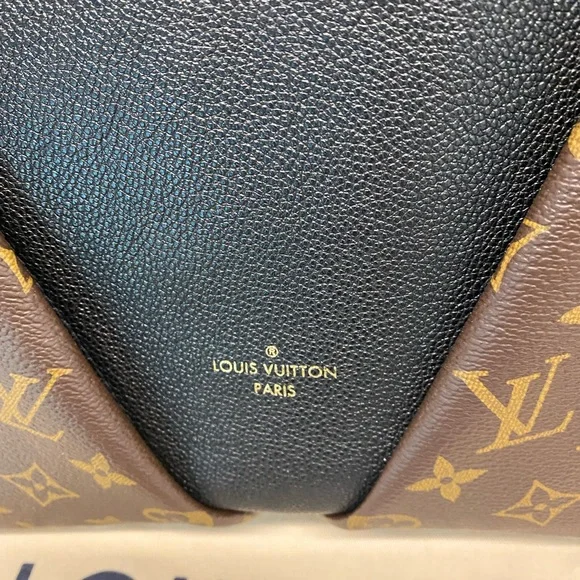 🌸SOLD🌸 Louis Vuitton V Tote MM Noir Cara - Picture 5 of 11